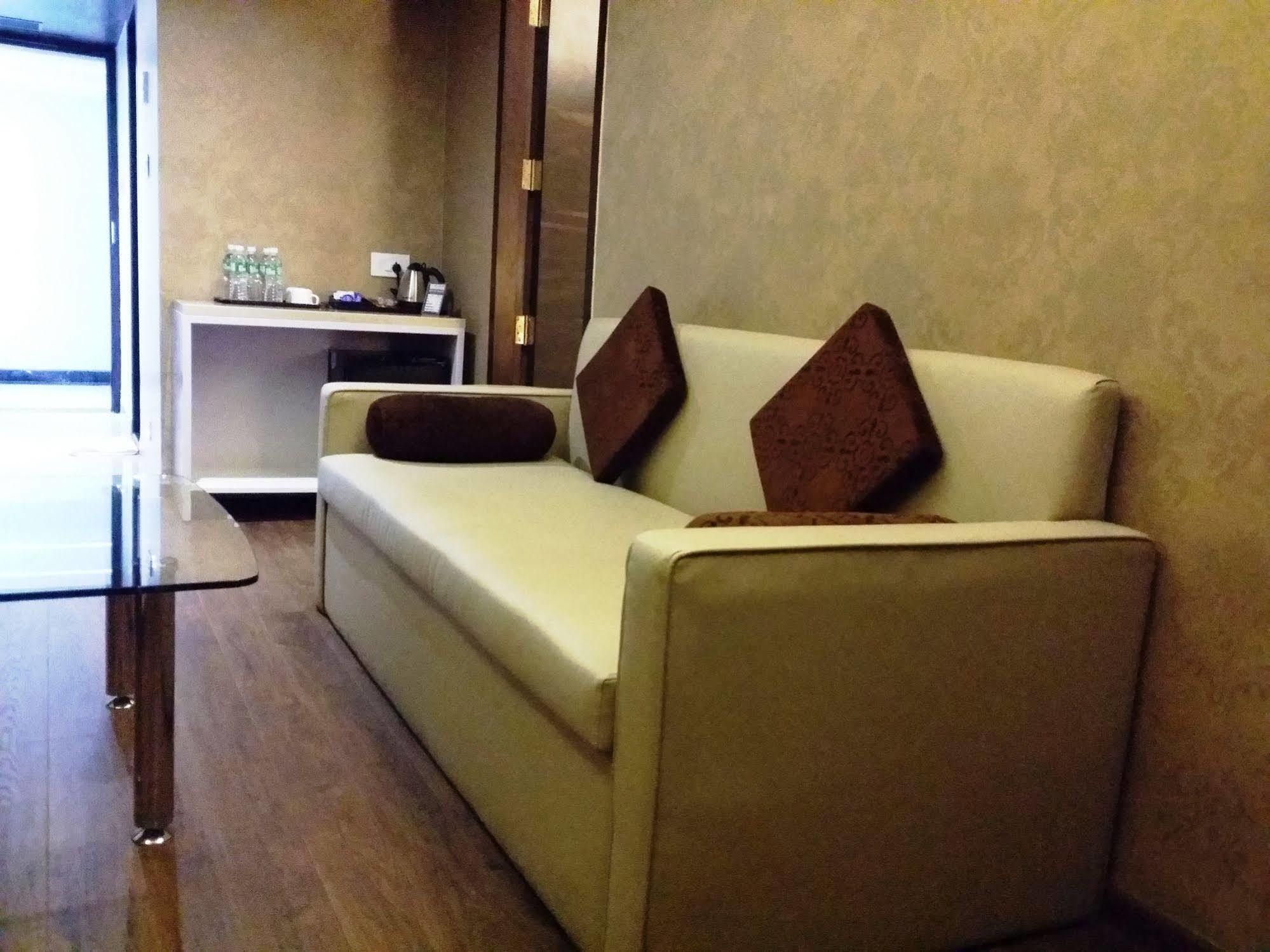 Hotel Oxina Lygon Tiruchirappalli エクステリア 写真