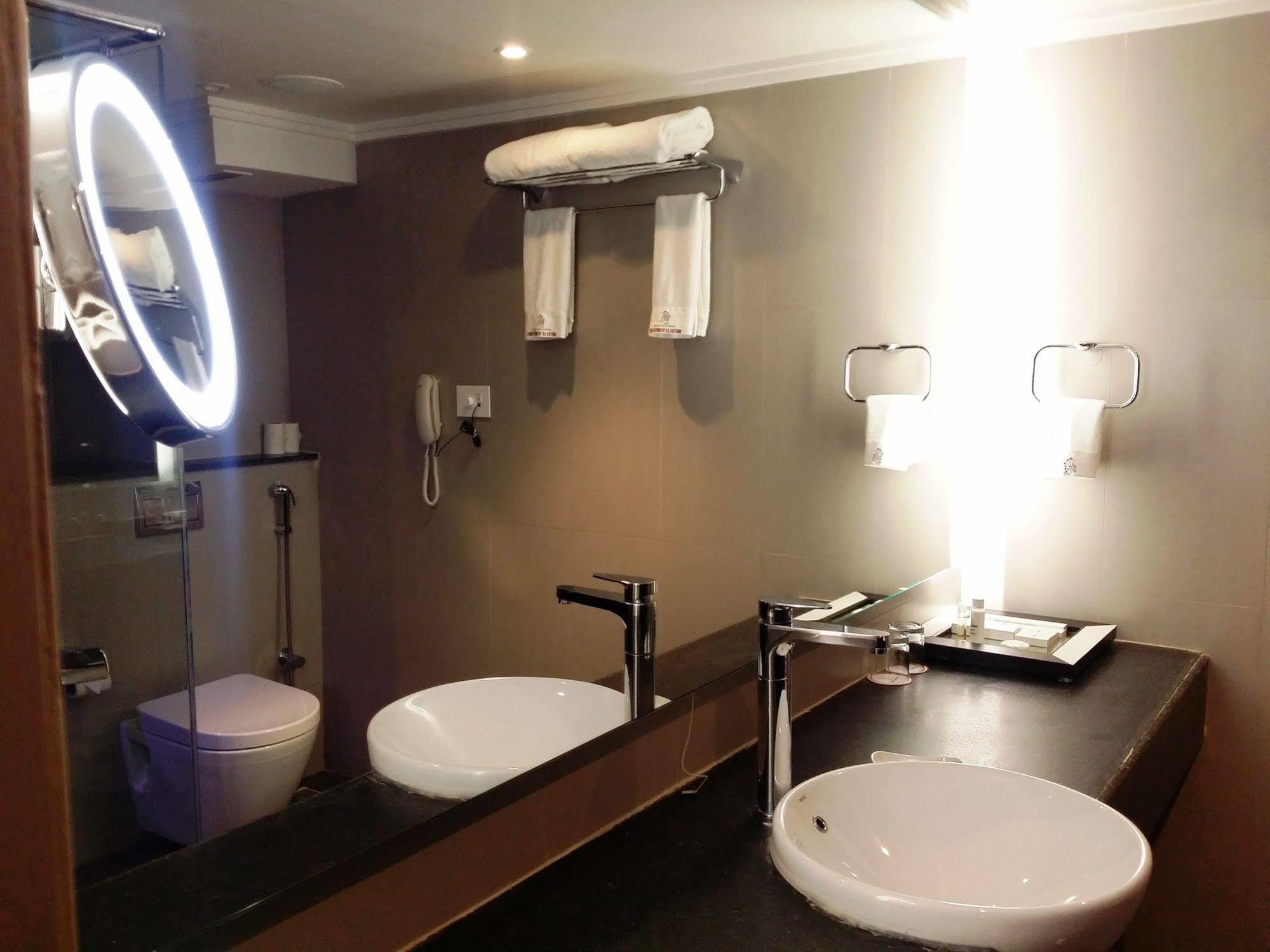 Hotel Oxina Lygon Tiruchirappalli エクステリア 写真