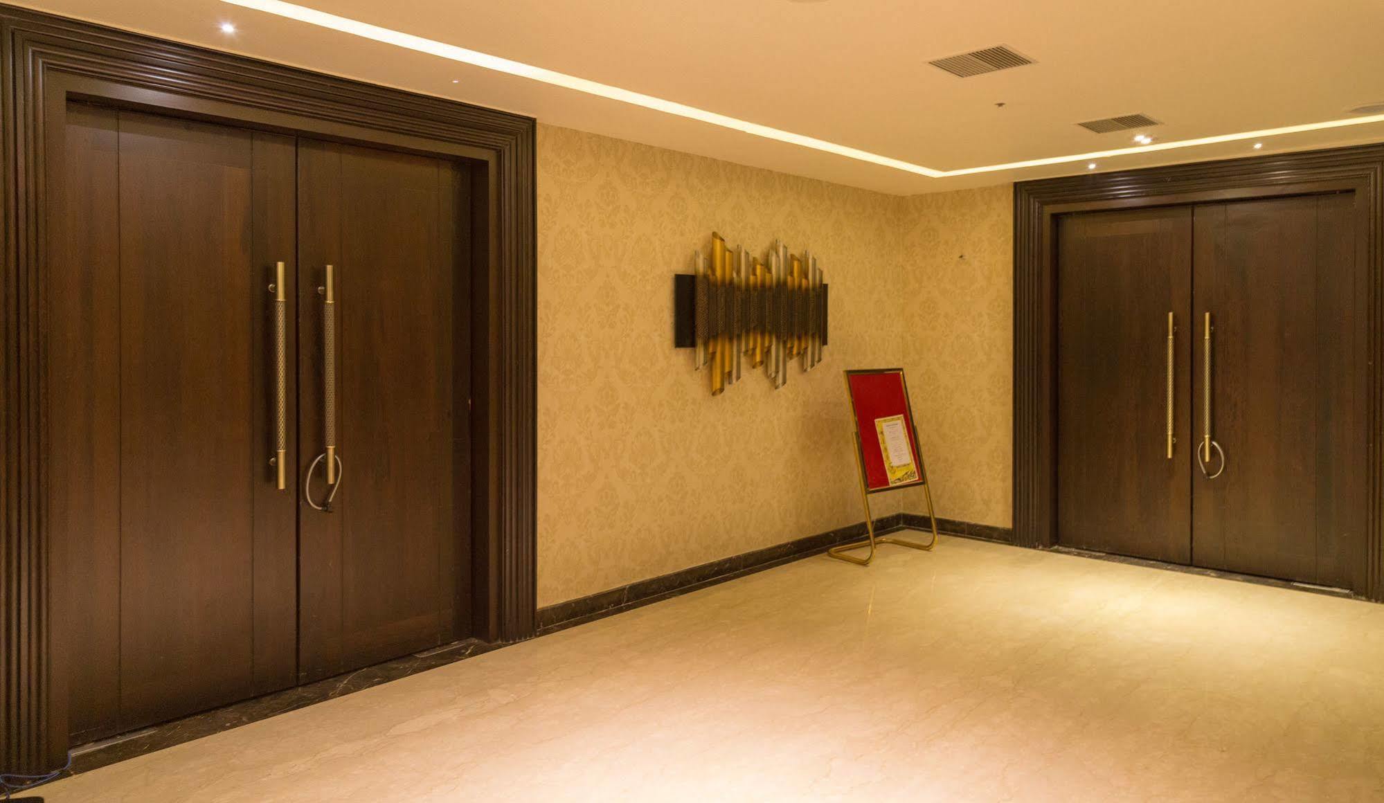 Hotel Oxina Lygon Tiruchirappalli エクステリア 写真